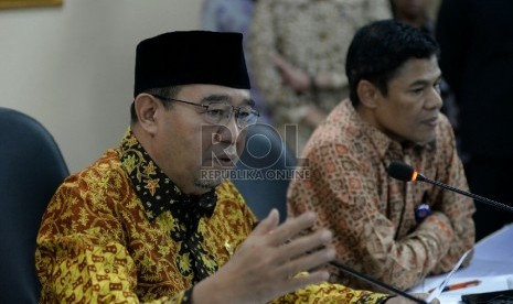 Ketua BPK Harry Azhar Azis (kiri) dan Ketua PPATK Muhammad Yusuf (kanan)_memberikan keterangan usai penandatanganan kesepakatan bersama antara BPK dan PPATK tentang kerjasama dalam rangka peneriksaan pengelolaan dan tanggung jawab keuangan negara serta pen