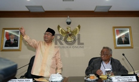 Ketua BPK Harry Azhar Azis (Kiri) dan Plt Ketua KPK Taufiequrachman Ruki sebelum melakukan pertemuan tertutup di Gedung BPK, Jakarta, Rabu (11/3).