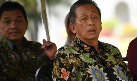 Ketua BPK Moermahadi Soerja Djanegara (kanan) meninggalkan Kompleks Istana Kepresidenan usai bertemu Presiden Joko Widodo di Jakarta, Kamis (4/10). 