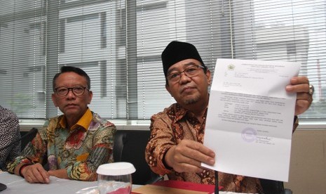  Ketua BPK RI Harry Azhar Aziz (kanan) bersama  Dirjen Pajak Ken Dwijugiasteadi (kiri) menunjukan surat pemanggilan klarifikasi Pajak atas Surat Pemberitahuan (SPT) Pajak penghasilan 2015 di Kantor Pusat Ditjen Pajak, Jakarta, Jumat (15/4). 