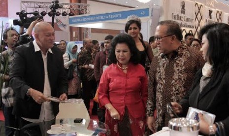 Ketua BPPI Wiryanti Sukamdani (baju merah) bersama Wamen Parekraf Sapta Nirwandar saat meninjau salah satu booth di ajang ITCEF 2014