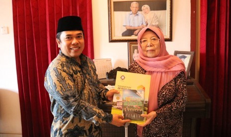 Ketua BPW Ar Risalah, H Mulyadi Muslim  Lc, MA (kiri) dan dr  Hj Rosdiana Safar, DSPK.