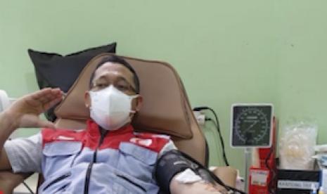 Ketua BSMI NTB Dr dr Rohadi saat donor darah