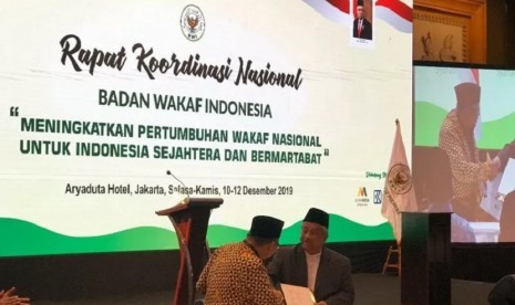 Ketua BWI M Nuh (kanan) menerima perjanjian wakaf dari Presiden Direktur PT Katama Suryabumi Kris Suyanto (kanan) dalam rangkaian acara Rakornas Badan Wakaf Indonesia (BWI).