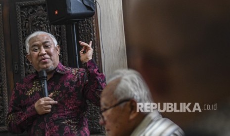 Din: Omnibus Law Harus Berkomitmen Sejahterakan Rakyat. Foto: Ketua CDCC Din Syamsuddin (kiri) memberikan paparan bersama Pakar Hukum Laut Internasional Hasjim Djalal (kedua kiri), pada diksusi publik, di Jakarta, Senin (13/1/2020).