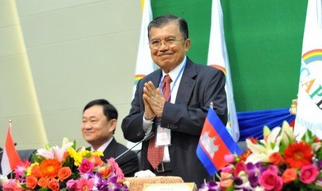 Ketua Centris Asia Pacific Democrats International (CAPDI) Jusuf Kalla didampingi mantan perdana menteri Thailand Thaksin Shinawatra, memberi salam dalam pertemuan CAPDI di Phnom Penh, 2011. (file photo) 