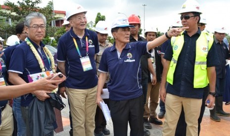 Ketua Coordination Committee OCA Tsunekazu Takeda (kiri) sedang melakukan peninjauan venue menembak di Jakabaring Sports Complex (JSC), Palembang, Sumatera Selatan, Ahad (5/3). 