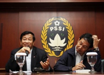 Ketua dan anggota Komite Normalisasi PSSI Agum Gumelar (kiri) dan Joko Driyono memberikan keterangan kepada wartawan di Kantor PSSI, Jakarta.