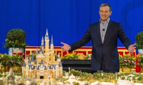 Ketua dan CEO Disney Bob Iger dalam upacara peluncuran miniatur Disneyland di Shanghai, Rabu (15/7). 