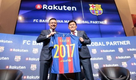 Ketua dan CEO Rakuten Hiroshi Mikitani (kanan) berfoto bersama Presiden Barcelona Josep Maria Bartomeu dalam peluncuran kerja sama sponsorship Rakuten musim depan.