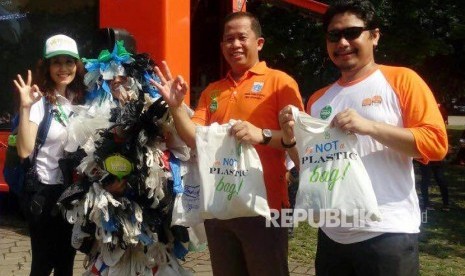 Ketua dan Pendiri Clean Up Jakarta Day Angela Jelita Richardson (kiri), Wakil Kepala Dinas Kebersihan DKI Jakarta Ali Maulana Hakim (tengah), dan Kepala Humas Dinas Kebersihan DKI Jakarta Yogi Ikhwan saat acara Clean Up Jakarta Day 