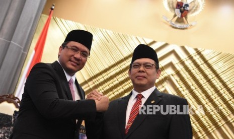 Ketua dan Wakil Ketua Badan Pemeriksa Keuangan (BPK), Agung Firman Sampurna (kiri) dan Agus Joko Pramono (kanan) berjabat tangan usai upacara pengucapan sumpah jabatan di Gedung Mahkamah Agung (MA), Jakarta, Kamis (24/10/2019). 