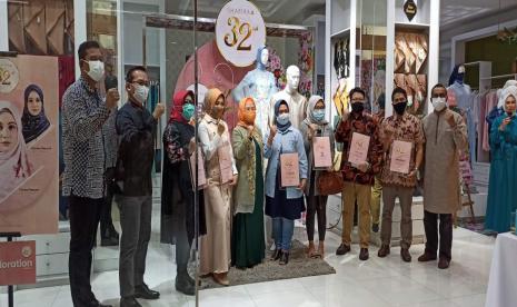 Ketua Dekranasda Provinsi Jabar Atalia Praratya Kamil (keempat kanan) dan Founder Shafira Feny Mustafa (kelima kanan) bersama relasi dalam peringatan HUT Shafira ke-32 di Shafira Store, Jalan Sulanjana No. 28, Kota Bandung, Jumat (8/1).