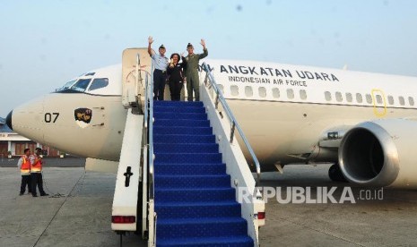 Ketua Delegasi Api Obor Celerina Judisari (tengah) melambaikan tangan sebelum keberangkatan ke India di Lanud AU Halim Perdana Kusuma, Jakarta, Sabtu (14/7).