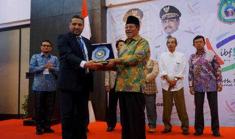 Ketua delegasi bisnis Yordania Dr Mazin memberikan cinderamata kepada Gubernur Maluku Utara KH Abdul Gani Kasuba dalam The 1st North Maluku International Business Forum.