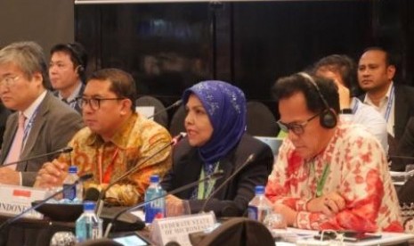 Ketua Delegasi Indonesia di APPF Fadli Zon, Ketua BKSAP Nurhayati Ali Assegaf, dan Anggota BKSAP Yoseph Umar Hadi (dari kiri ke kanan) dalam pertemuan Asia Pacific Parliamentary Forum di Nadi, Fiji, Ahad (15/1).