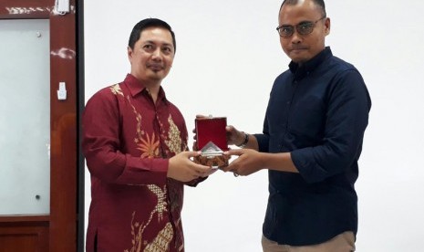 Ketua Departemen Ekonomi Syariah Fakultas Ekonomi dan Manajemen IPB Asep Nurhalim (kiri) berfoto bersama Pimpinan Redaksi Harian Republika Irfan Junaidi di Gedung Fakultas Ekonomi dan Manajemen IPB, Bogor,  Rabu (10/4). (Foto: Retno Wulandhary/Republika)