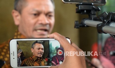  Ketua Departemen Hukum dan HAM DPP Partai Keadilan Sejahtera (PKS) Zainudin Paru memeberikan keterangan kepada wartawan seusai melaporkan Ketua Fraksi Partai Nasdem Victor Laiskodat di Bareskrim Polri, Jakarta, Senin (7/8).