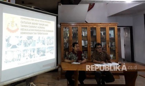 Ketua Departemen Luar Negeri Serikat Petani Indonesia (SPI) Zainal Arifin Fuad (kanan) dalam konferensi pers catatan akhir tahun SPI, Rabu (27/12).