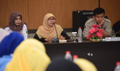 Ketua Departemen Pembinaan Istri Kepala Daerah (Iskada) DPP PKS Dr Hj Netty Prasetiyani Heryawan (tengah) dan Ketua KPU Jabar Yayat Hidayat (kanan) dalam dialog seputar aturan main Pilkada Serentak 2018 di Kantor KPU Jabar, Senin (5/3).