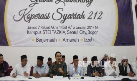 Ketua Dewan Ekonomi Syariah 212 M Syafi'i Antonio (tengah) memberikan keterangan dalam konferensi pers peluncuran Koperasi Syariah 212 di Masjid Andalusia, Sentul, Kabupaten Bogor, Jumat (6/1).