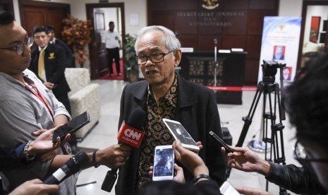 Ketua Dewan Etik MK Abdul Mukthie Fadjar menjawab pertanyaan wartawan saat istirahat sidang perdana terkait dugaan pelanggaran etik yang dilakukan Patrialis Akbar di gedung MK, Jakarta, Rabu (1/2). 