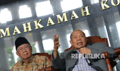 Ketua Dewan Etik MK Achmad Roestandi (kanan) bersama anggota Salahuddin Wahid memberikan keterangan terkait dugaan pelanggaran etik yang dilakukan Ketua MK Arief Hidayat di Gedung MK Jakarta, Rabu (6/12).