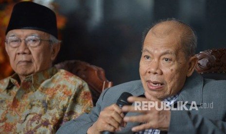 Ketua Dewan Etik MK Achmad Roestandi (kanan) bersama anggota Salahuddin Wahid memberikan keterangan terkait dugaan pelanggaran etik yang dilakukan Ketua MK Arief Hidayat di Gedung MK Jakarta, Rabu (6/12).