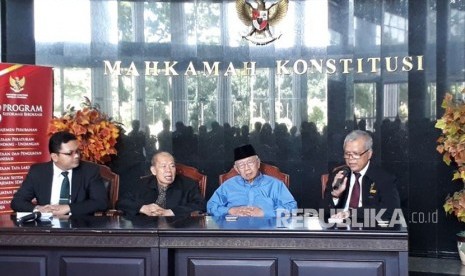 Ketua Dewan Etik MK Ahmad Rustandi, anggota dewan etik Salahudin Wahid, dan juga Juru Bicara MK Fajar Laksono memberikan pernyataan pers.