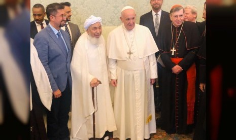 Ketua Dewan Fatwa Uni Emirat Arab (UEA) Syekh Abdallah bin Bayyah menemui Kepala Gereja Katolik Paus Franciskus pada Senin (28/10).