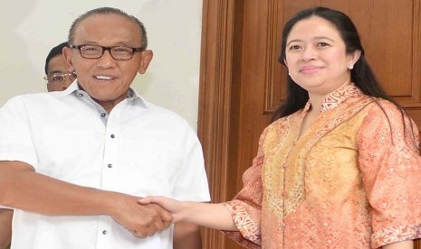 Ketua Dewan Harian PDIP Puan Maharani (kanan) bersalaman dengani Ketua Umum Golkar Aburizal Bakrie (kiri)