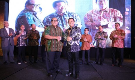 Ketua Dewan Juri Soegiharto (kiri) saat menyerahkan penghargaan Best of The Best BUMN Revolusi Mental BUMN Award 2018 kepada VP Human Capital Strategic Management Telkom Dharma Syahputra (kanan) di Jakarta, Rabu (25/8).