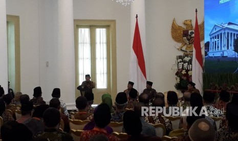 Ketua Dewan Kehormatan ICMI, BJ Habibie memberikan sambutan dalam Silaknas ICMI, di Istana Kepresidenan, Jumat (8/12). 