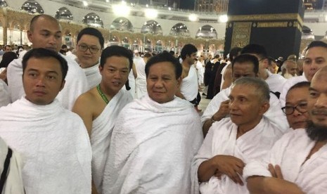  Ketua Dewan Kehormatan PAN Amien Rais dan Ketua Umum Partai Gerindra Prabowo Subianto, bertemu di depan kabah.