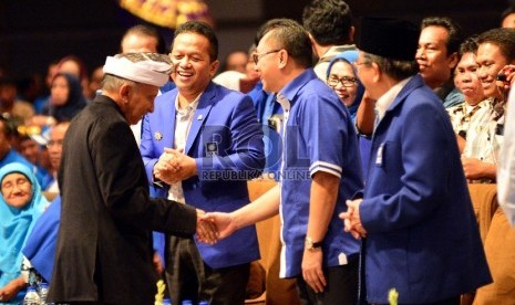 Ketua Dewan Kehormatan PAN Amien Rais (kiri) berjabat tangaan dengan Ketua Umum Terpilih PAN Zulkifli Hasan (kedua dari kanan), bersama Ketua Majelis Pertimbangan Partai Amanat Nasional (PAN) Sutrisno Bachir (tengah) POlitisi Senior PAN AM Fatwa (kanan) pa