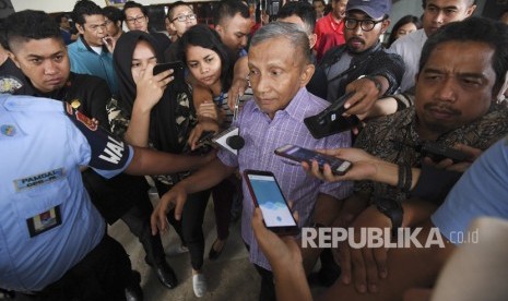 Ketua Dewan Kehormatan PAN Amien Rais (tengah) meninggalkan Gedung Nusantara III seusai bertemu dengan Wakil Ketua DPR yang juga Wakil Ketua Umum PAN Taufik Kurniawan dan Wakil Ketua Umum Gerindra Fadli Zon di Kompleks Parlemen, Senayan, Jakarta, Kamis (26/4). 