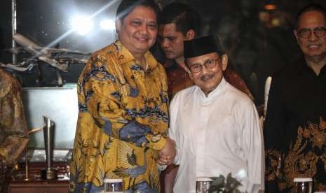 Ketua Dewan Kehormatan Partai Golkar BJ Habibie (kanan) menyambut kedatangan Ketua Umum Partai Golkar Airlangga Hartarto (kiri) di kediamannya, kawasan Kuningan, Jakarta, Jumat (3/8). 