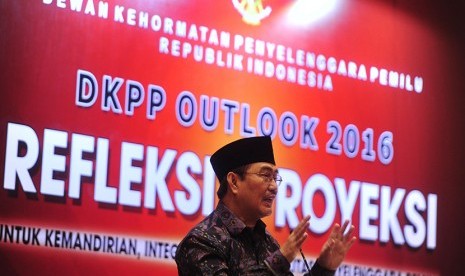 Ketua Dewan Kehormatan Penyelenggara Pemilihan Umum (DKPP) Jimly Assidiqie menyampaikan sambutan pada seminar DKPP Outlook 2016 di Jakarta, Senin (28/12).