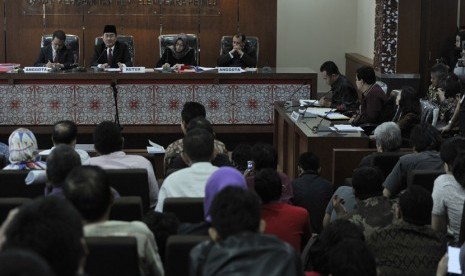   Ketua Dewan Kehormatan Penyelenggara Pemilu (DKPP) Jimly Asshiddiqie memimpin  sidang kode etik ketua dan anggota KPU di ruang sidang DKPP, Jakarta, Selasa (26/3). (Antara/Andika Wahyu)