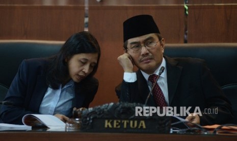  Ketua Dewan Kehormatan Penyelenggara Pemilu (DKPP) Jimly Asshiddiqie (kanan) bersama Anggota DKPP Ida Budhiati (kiri) memimpin sidang dengan agenda pemeriksaan teradu di ruang sidang DKPP, Jakarta, Rabu (18/1). 