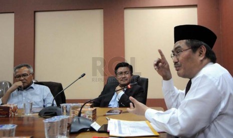 Ketua Dewan Kehormatan Penyelenggara Pemilu (DKPP) Jimly Asshiddiqie (kanan) memberikan penjelasan kepada Direktur Jenderal Kementerian Komunikasi Malaysia Dato Fuad Hassan (kiri) dan Koordinator Yayasan Ikatan Persaudaraan Indonesia Malaysia Dirwan Ahmad 