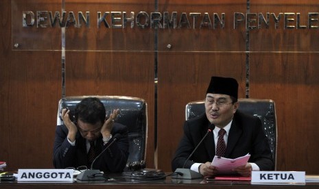 Ketua Dewan Kehormatan Penyelenggara Pemilu (DKPP) Jimly Asshiddiqie (kanan) didampingi anggota majelis DKPP Nur Hidayat Sardini (kiri) 