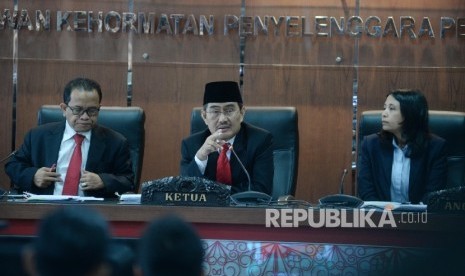 Ketua Dewan Kehormatan Penyelenggara Pemilu (DKPP) Jimly Asshiddiqie (tengah), didampingi anggota DKPP saat memimpin sidang putusan pelanggaran Kode etik KPU di kantor DKPP, Jakarta, Rabu (10/5).