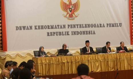 Ketua Dewan Kehormatan Penyelenggara Pemilu (DKPP) RI Jimly Asshidiqie (tengah) memimpin sidang pelanggaran kode etik KPU dan Badan Pengawas Pemilu (Bawaslu) di Jakarta, Senin (11/8).