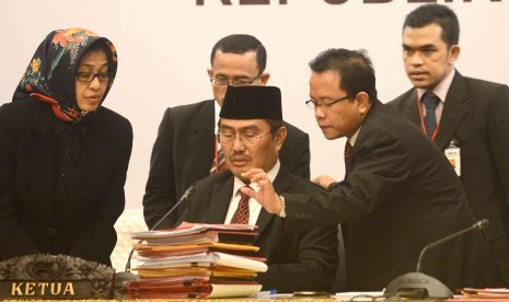 Ketua Dewan Kehormatan Penyelenggara Pemilu (DKPP) RI Jimly Asshidiqie memeriksa formulir C1 berhologram yang terdapat mikroteks saat sidang Penyelenggara Pemilu di Kementerian Agama, Jalan MH Thamrin, Jakarta Pusat, Jumat (15/8).