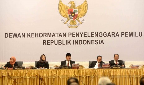 Ketua Dewan Kehormatan Penyelenggara Pemilu (DKPP) RI Jimly Asshidiqie memimpin sidang kode etik Dewan Kehormatan Penyelenggara Pemilu (DKPP) di Jakarta, Kamis (14/8). 