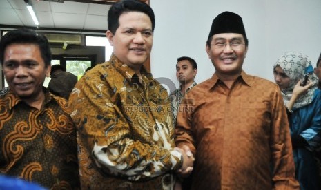 Ketua Dewan Kehormatan Penyelenggaraan Pemilu (DKPP) Jimly Asshiddiqie dan Ketua Komisi Pemilihan Umum (KPU) Husni Kamil Malik berjabat tangan usai melakukan rapat koordinasi persiapan Pilkada di kantor KPU, Jakarta, Jumat (5/6).