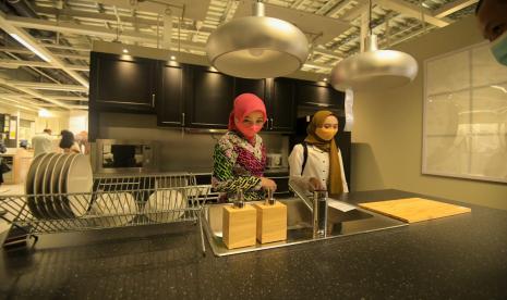 Ketua Dewan Kerajinan Nasional Daerah (Dekranasda) Provinsi Jawa Barat (Jabar) Atalia Praratya Ridwan Kamil saat menghadiri Private Showing IKEA Kota Baru Parahyangan di Kabupaten Bandung Barat, Rabu (24/2/2021).