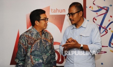 Ketua Dewan Komisaris OJK Muliaman D Hadad (kiri), Pemred Harian Republika Irfan Djunaidi berbincang saat melakukan silaturahim dikantor Otoritas Jasa Keuangan (OJK), Jakarta, Jumat (6\1).