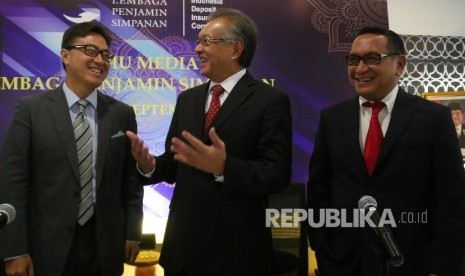 Ketua Dewan Komisioner Lembaga Penjamin Simpanan (LPS) Halim Alamsyah (tengah) berbincang dengan Kepala Eksekutif LPS Fauzi Ichsan (kiri) dan DIrektur Eksekituf Riset Surveilans dan Pemeriksaan Didik Madiyono sebelum dimulainya acara temu media dengan Lembaga Penjamin Simpanan di Jakarta, Kamis (14/9). 